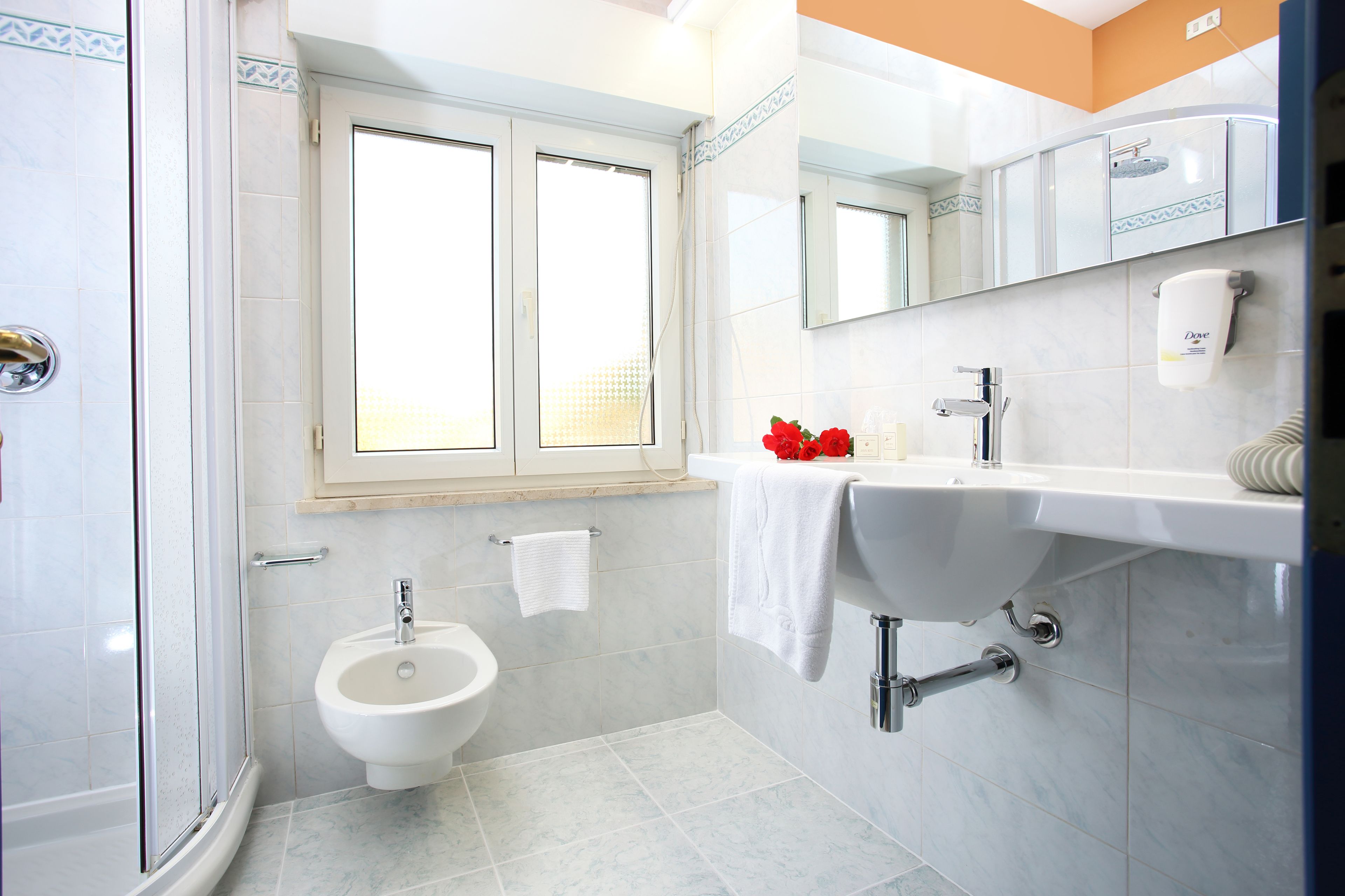 panoramic single room, sea view | bathroom | shower, hair dryer, slippers, bidet