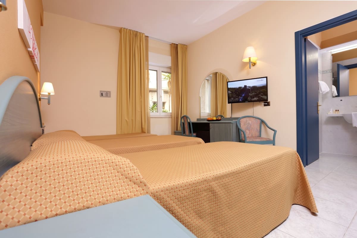 Classic Triple Room | Minibar, in-room safe, blackout drapes, soundproofing