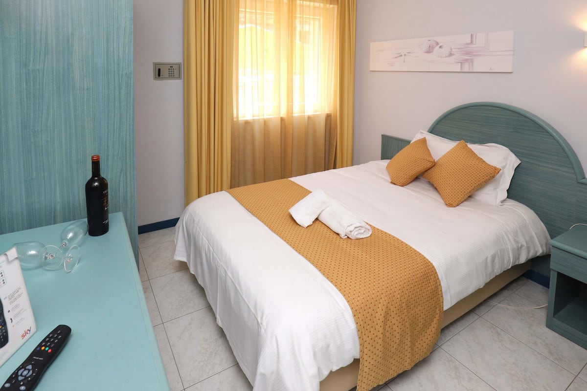 Classic Single Room | Minibar, in-room safe, blackout drapes, soundproofing