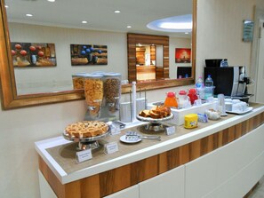 Se ofrece un desayuno bufé (5 EUR por persona)