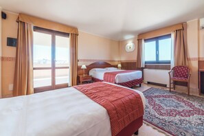 Junior Suite with Terrace | Dundyner, minibar, safe på rommet og skrivebord
