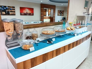 อาหารเช้าแบบบุฟเฟ่ต์ทุกวัน (EUR 5 ต่อคน)