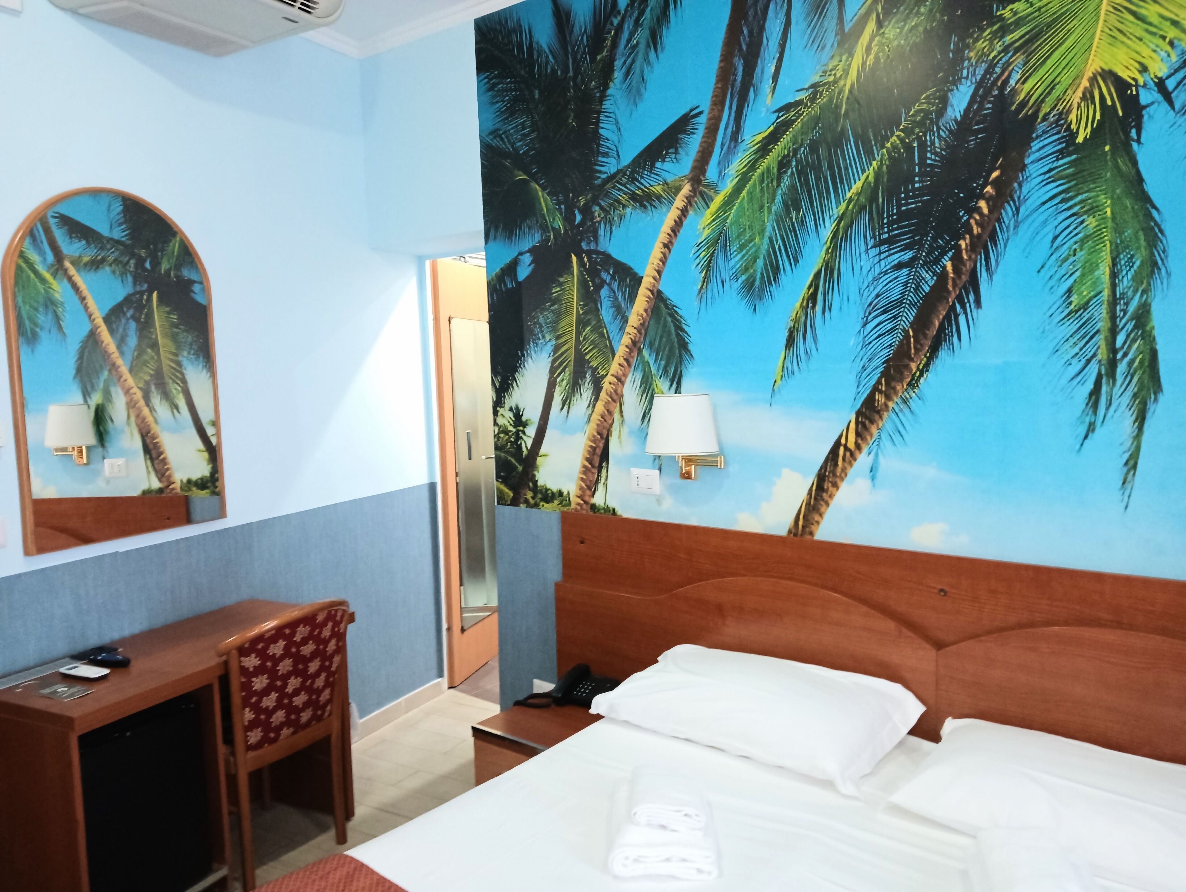 Double room with balcony | Edredón, minibar, caja de seguridad en la habitación y escritorio 