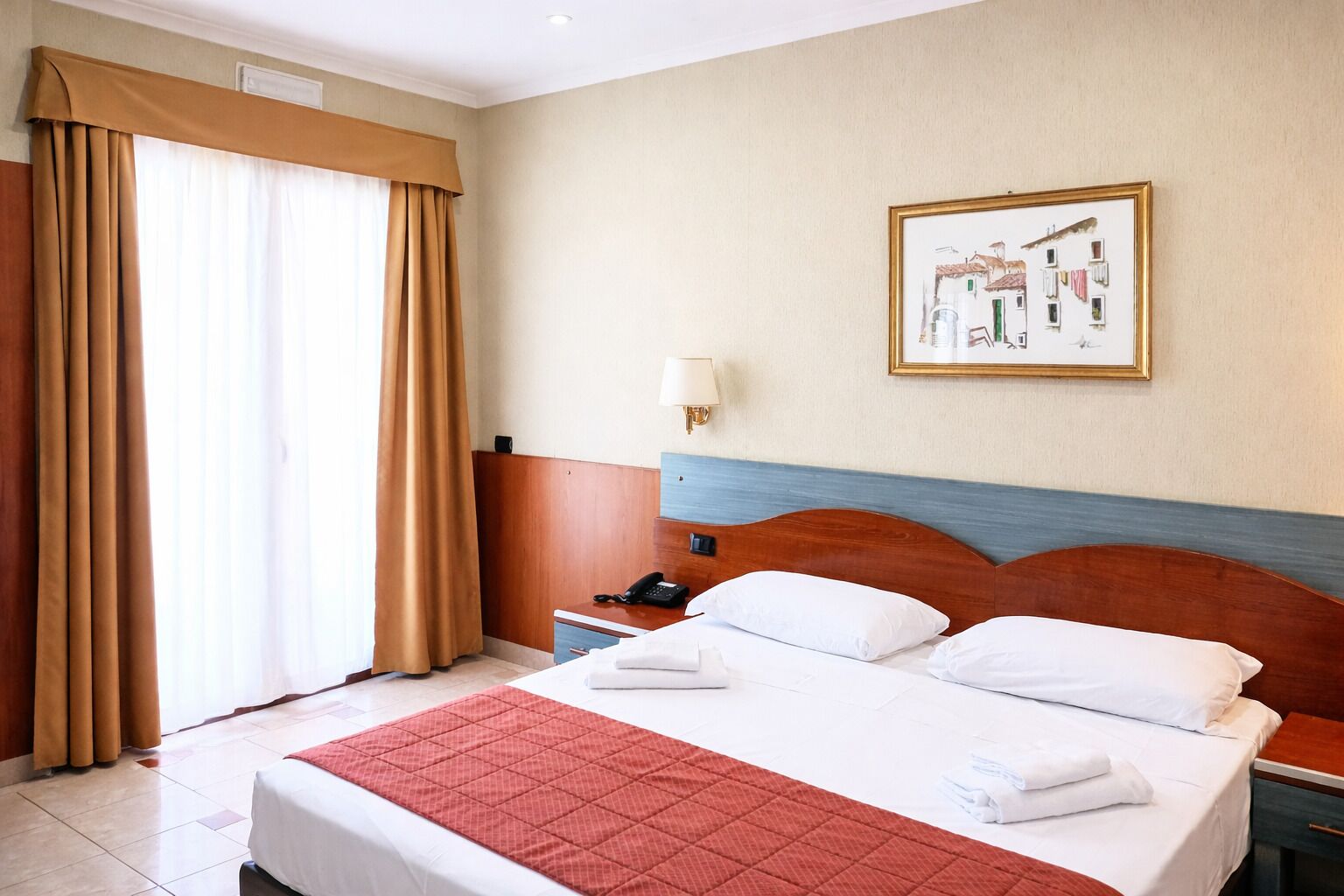 Double room with balcony | Edredón, minibar, caja de seguridad en la habitación y escritorio 