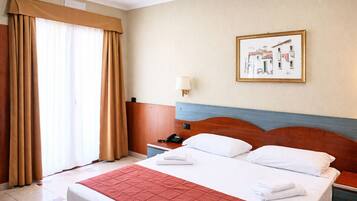 Double room with balcony | DuntÀcken, minibar, vÀrdeförvaringsskÄp pÄ rummet och skrivbord