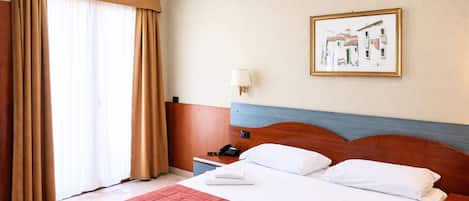 Double room with balcony | Daunenbettdecken, Minibar, Zimmersafe, Schreibtisch