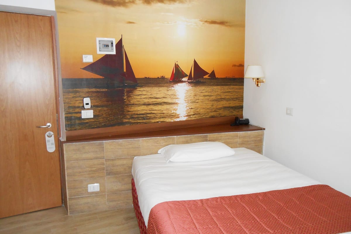 1 habitación, cubrecamas, minibar y caja de seguridad en la habitación