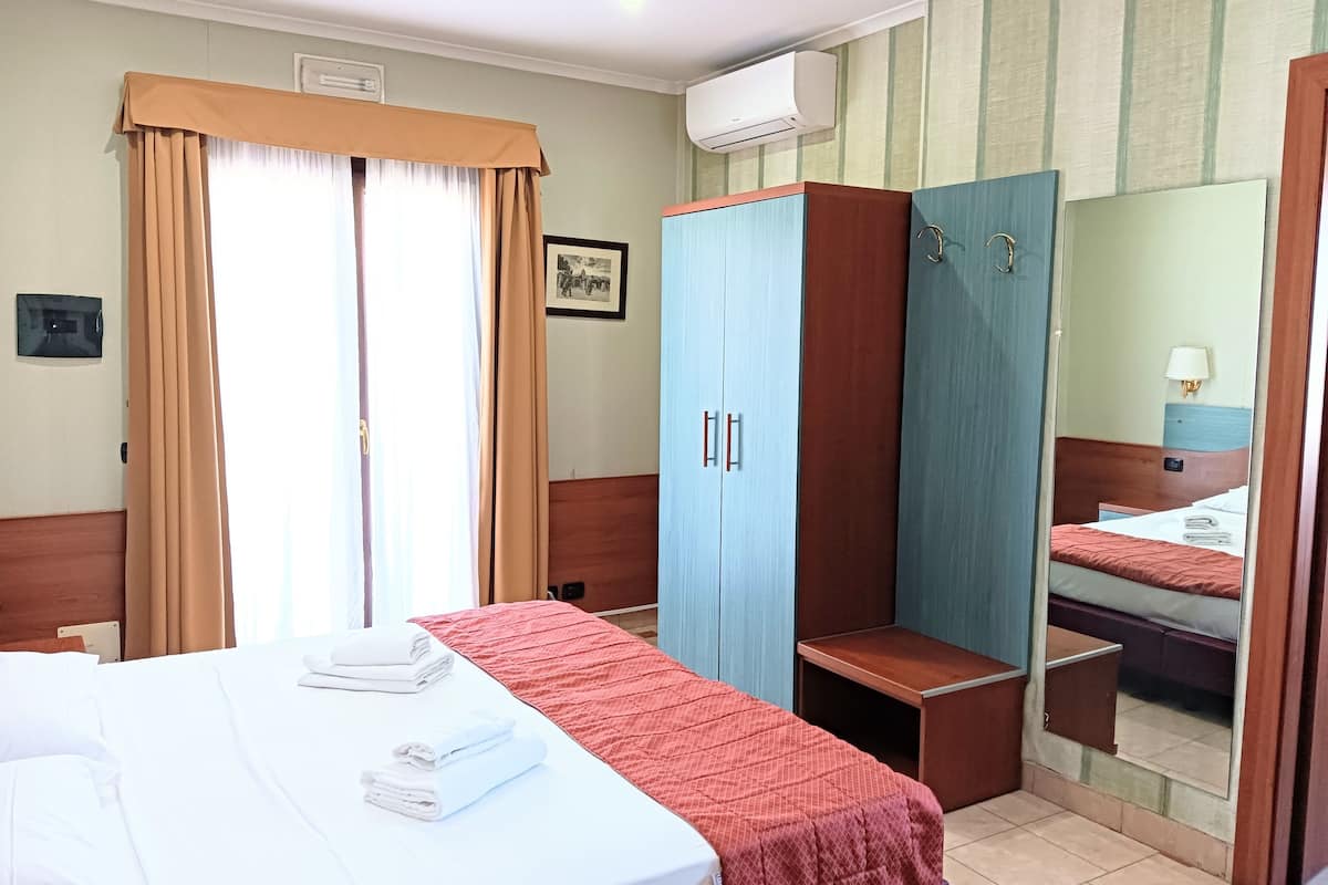 Double room with balcony | 1 quarto, edredons de pluma, frigobar, cofres nos quartos