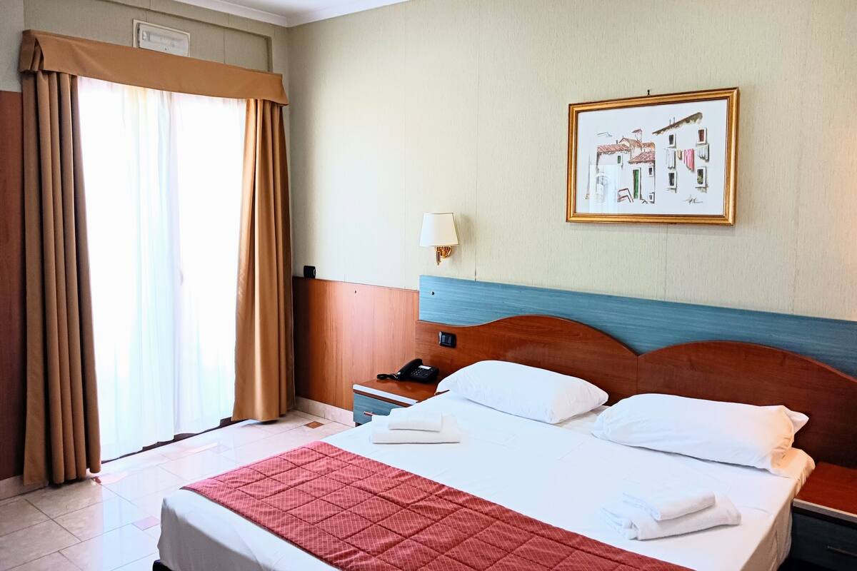 Tweepersoonskamer | Donsdekens, een minibar, een kluis op de kamer, een bureau