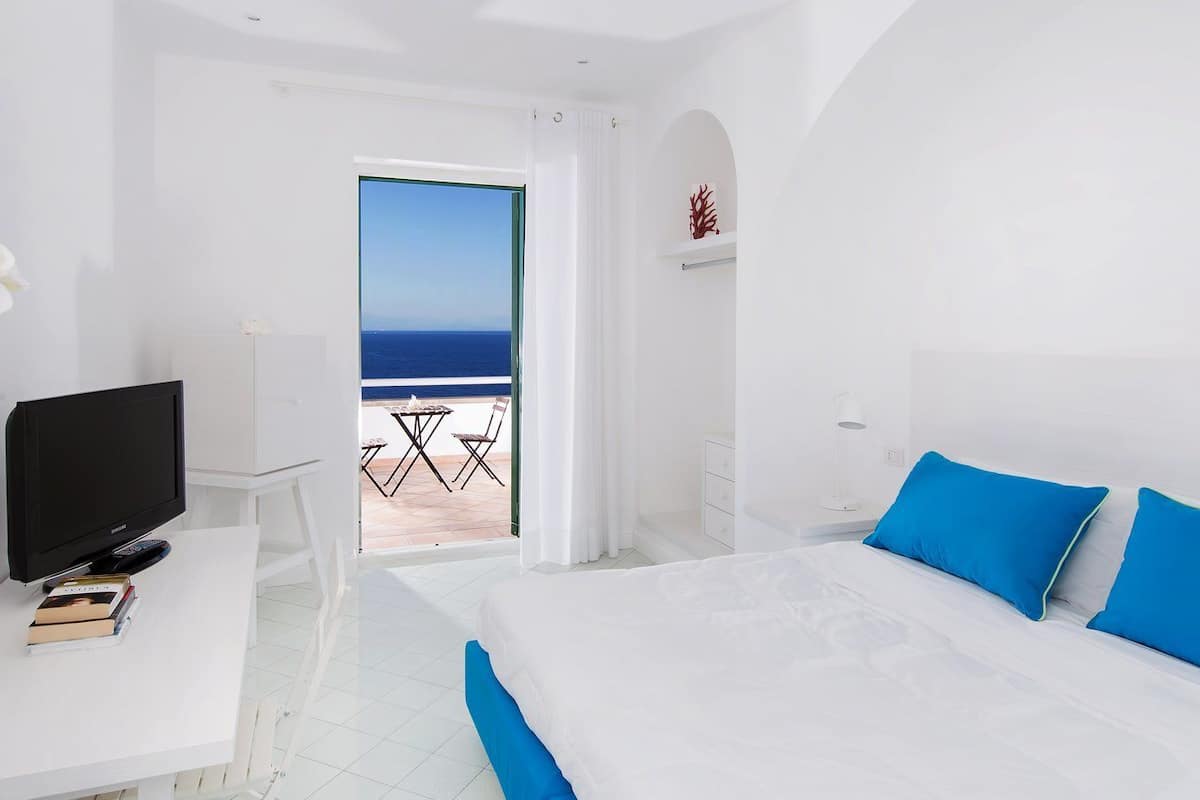 Habitación doble estándar, 1 cama matrimonial o 2 camas individuales, balcón, vista al mar | Sábanas italianas Frette y caja de seguridad en la habitación 