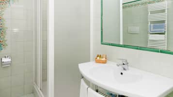 Dusche, kostenlose Toilettenartikel, Haartrockner, Bidet