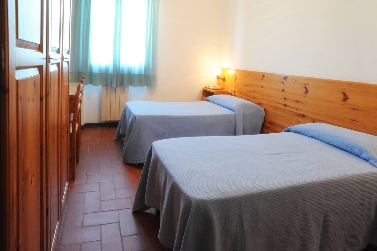 Phòng 3 phong cách cổ điển, 1 phòng ngủ, phòng tắm riêng, quang cảnh vườn | Bàn, màn/rèm cản sáng, phòng cách âm