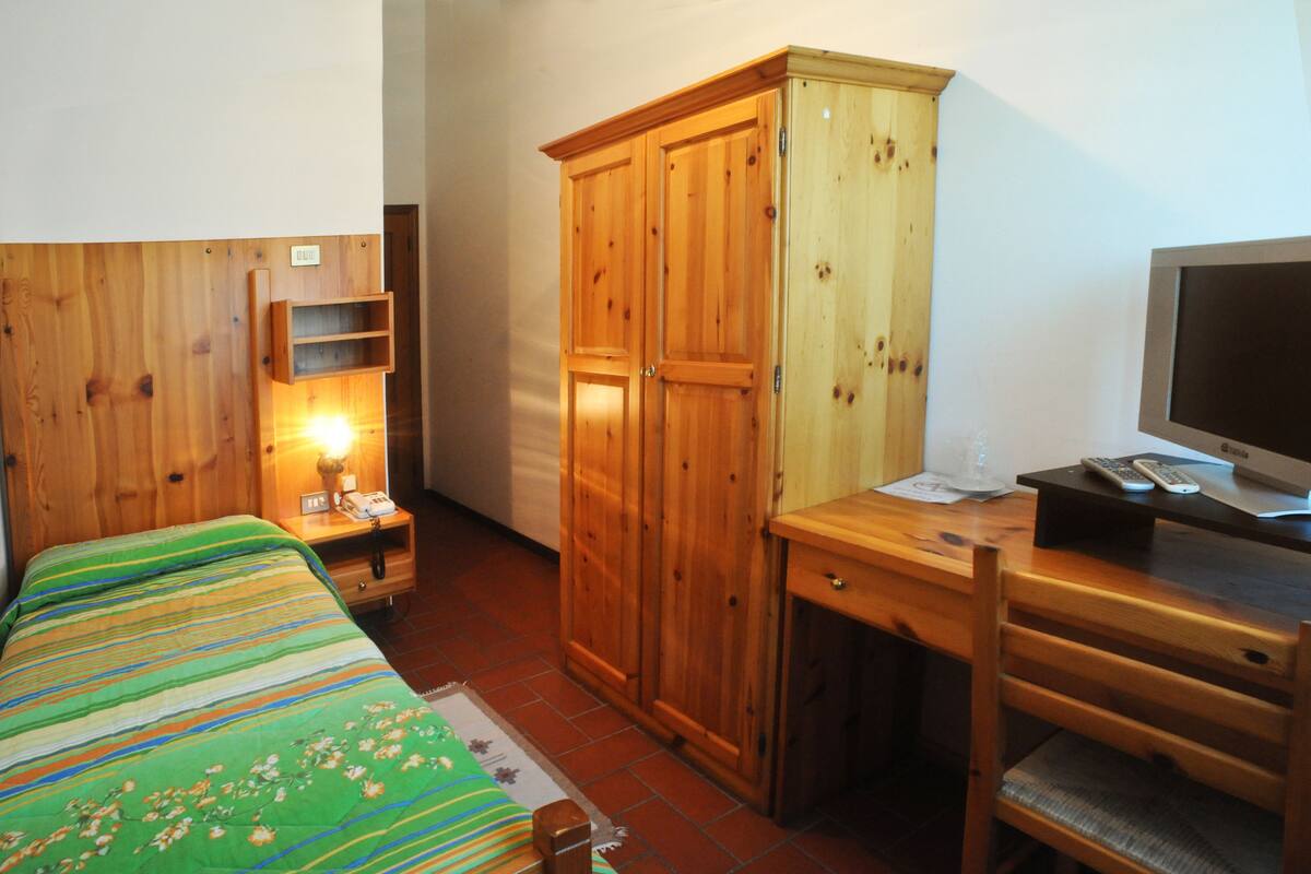 Phòng đơn phong cách cổ điển, 1 giường đơn, phòng tắm riêng, quang cảnh vườn | Tiện nghi tại phòng