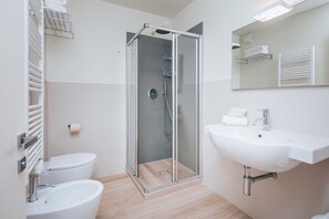 Economy Apartment | Bathroom | Shower, free toiletries, hair dryer, bidet - Aparthotel Touring (Grado)