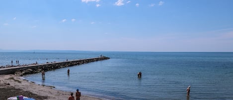 Una spiaggia nelle vicinanze