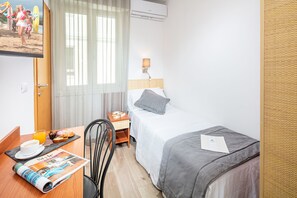 单人房 | 客房内保险箱、办公桌、免费 WiFi、床单