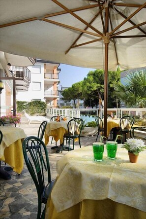 供应早餐、午餐和晚餐，国际美食