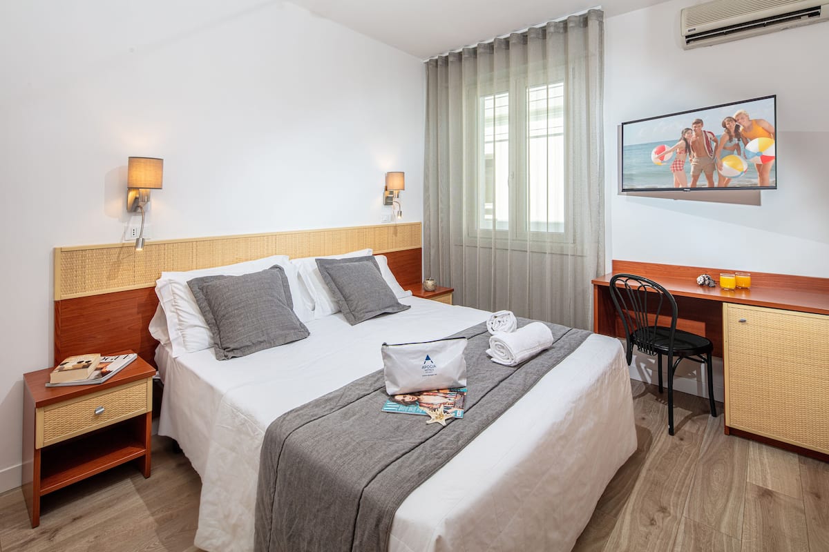 Basic Double Room | In-room safe, desk, free WiFi, bed sheets