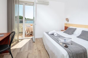 客房内保险箱、办公桌、免费 WiFi、床单