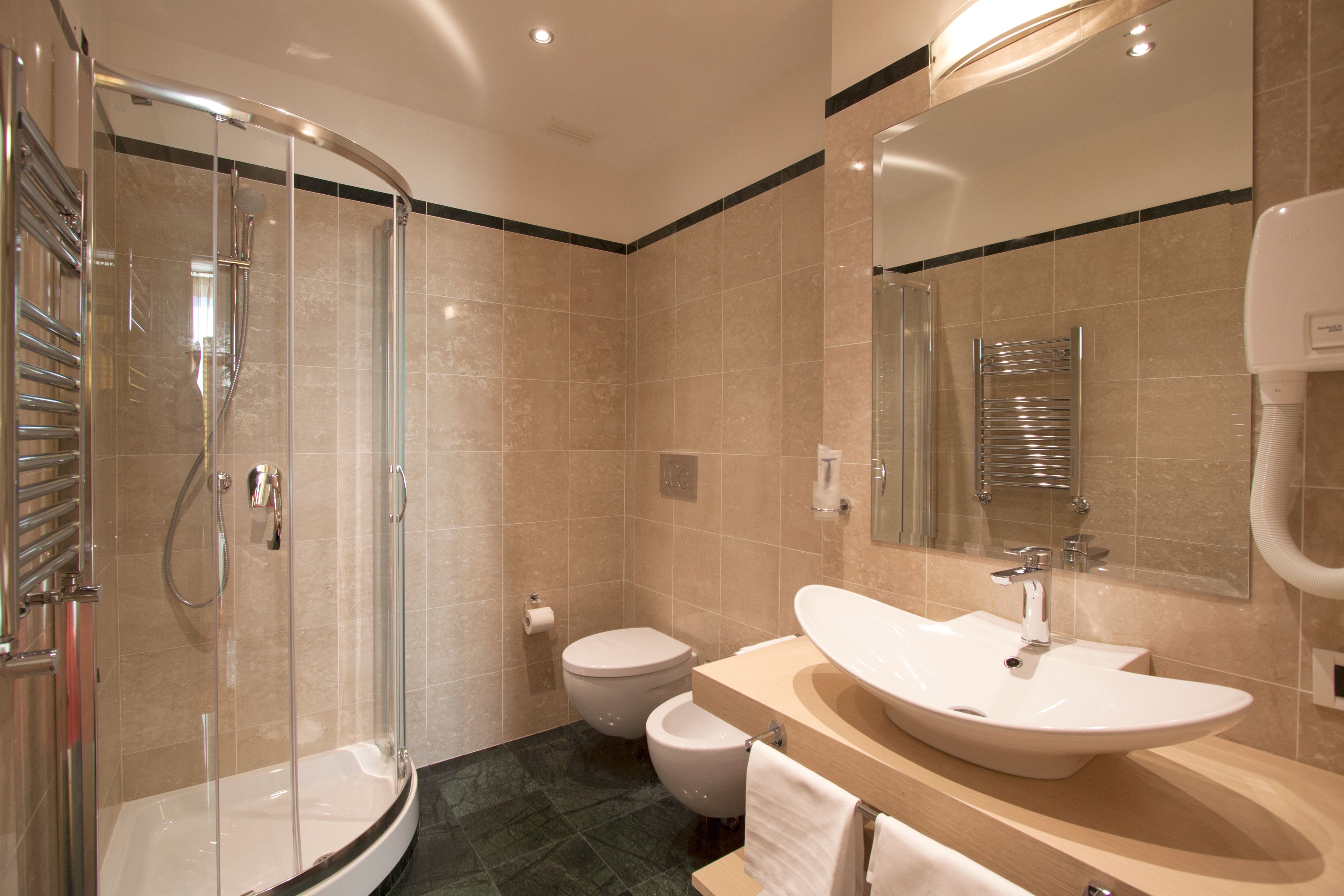 triple room | bathroom | shower, free toiletries, hair dryer, bidet