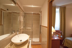 Yhden hengen huone | Kylpyhuone | Suihku, ilmaiset hygieniatuotteet, hiustenkuivaaja, bidee