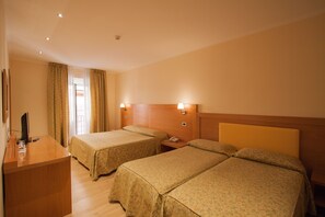 Vierpersoonskamer | Een kluis op de kamer, een bureau, geluiddichte muren, gratis babybedden