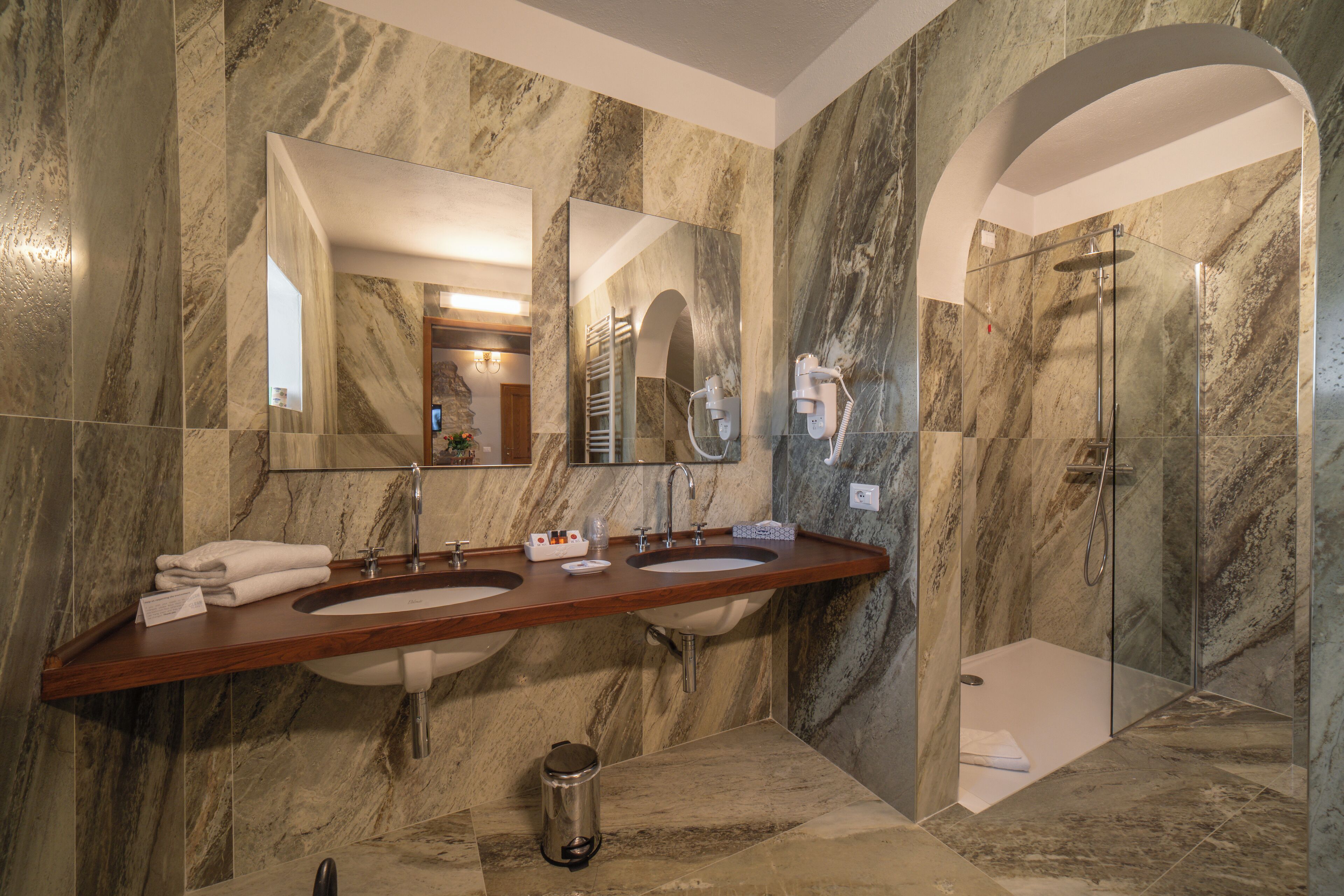 deluxe double room | bathroom | shower, free toiletries, hair dryer, bidet