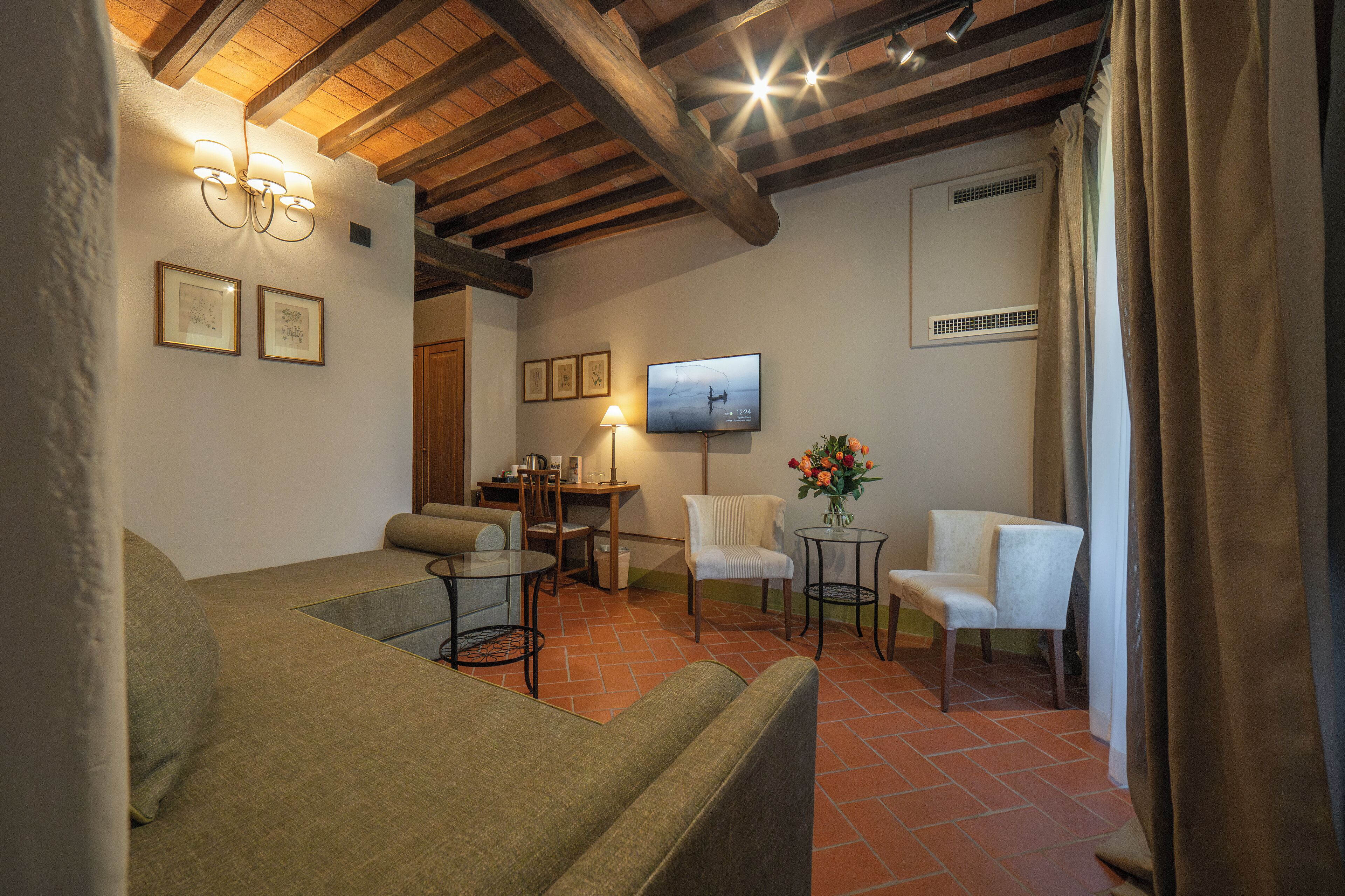 suite | 1 bedroom, premium bedding, minibar, in-room safe