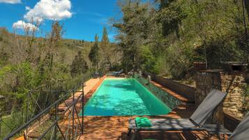 Outdoor pool, free pool cabanas, pool umbrellas