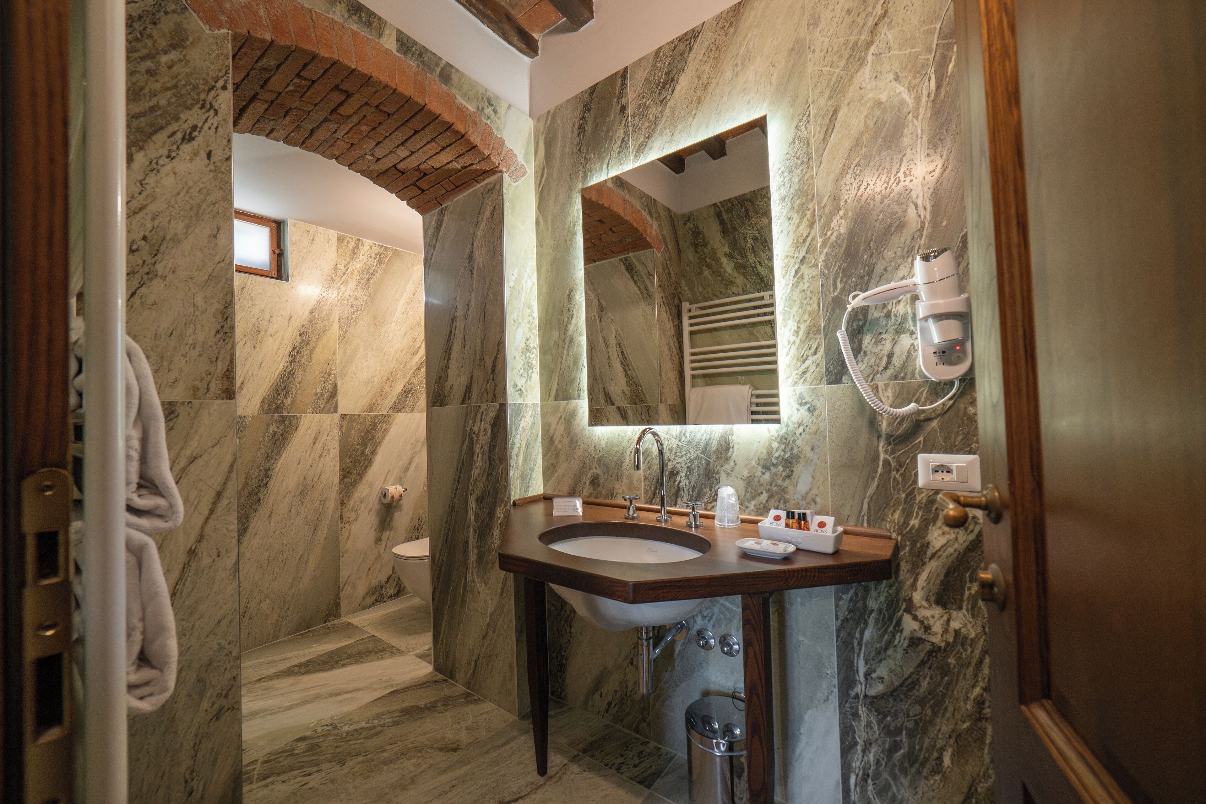 suite | bathroom | shower, free toiletries, hair dryer, bidet