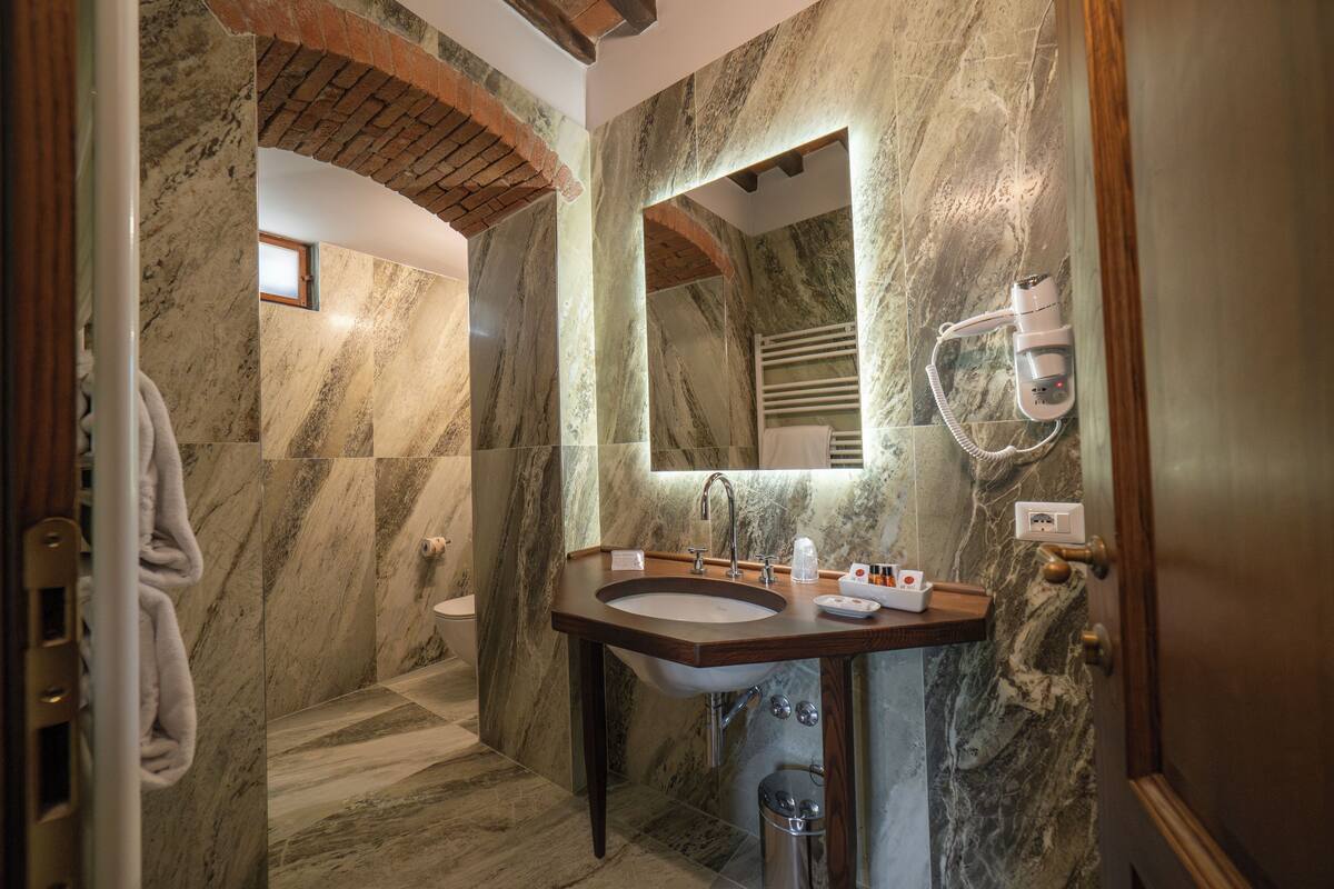 suite | bathroom | shower, free toiletries, hair dryer, bidet