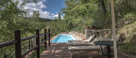 Piscine extérieure, cabanons gratuits, parasols de plage