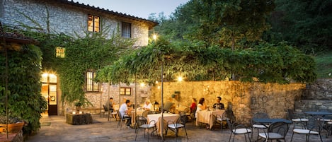 Petit déjeuner, déjeuner et dßner servis sur place, vue sur le jardin