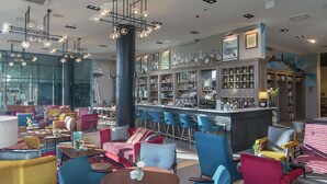 Un área de bar moderna con asientos y una barra.