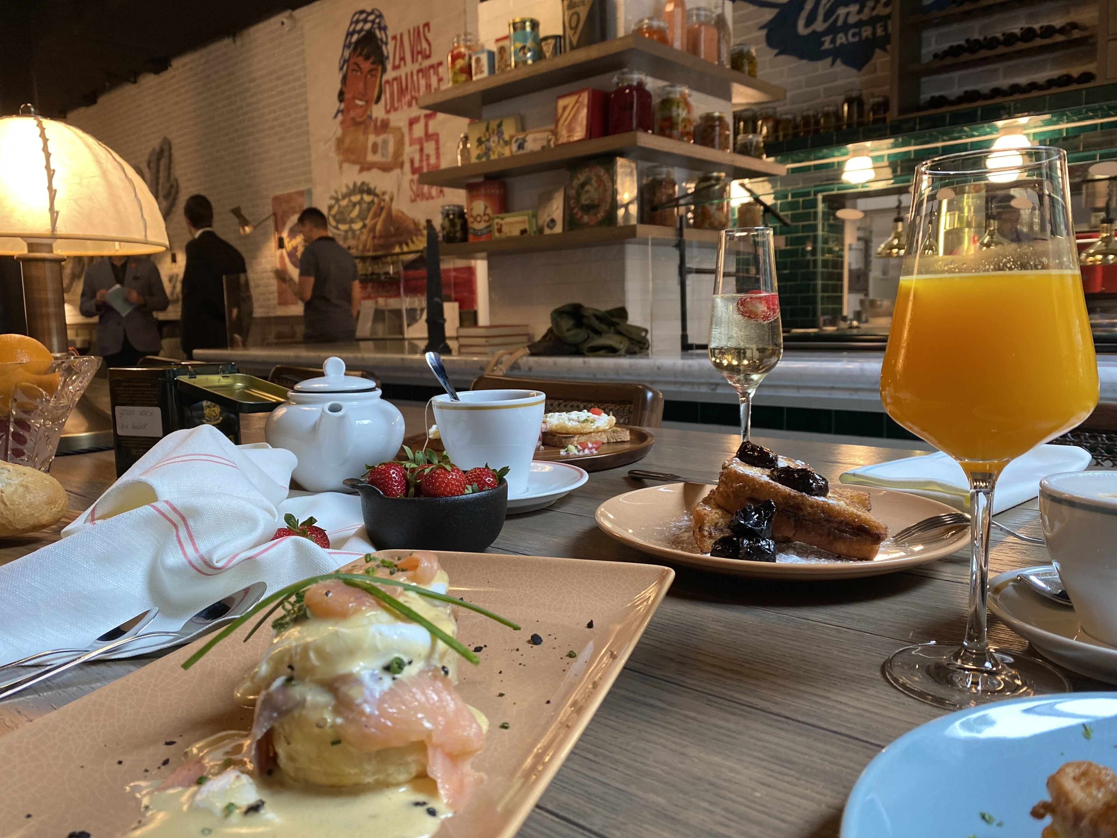 بوفيه فطور يوميًا بتكلفة قدرها (20 EUR للشخص)