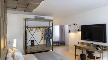 Suíte júnior, 1 cama King | Cofres nos quartos, escrivaninha, espaço de trabalho para notebook