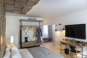 In-room safe, desk, laptop workspace, blackout curtains - Canopy by Hilton Zagreb - City Centre (Zagreb)