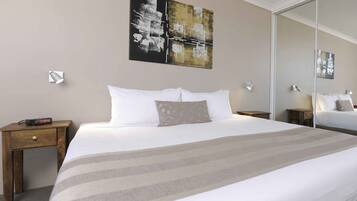 Iron/ironing board, bed sheets