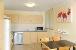 Appartement, 2 chambres | Cuisine privée | Grand réfrigérateur, micro-ondes, four, plaque de cuisson