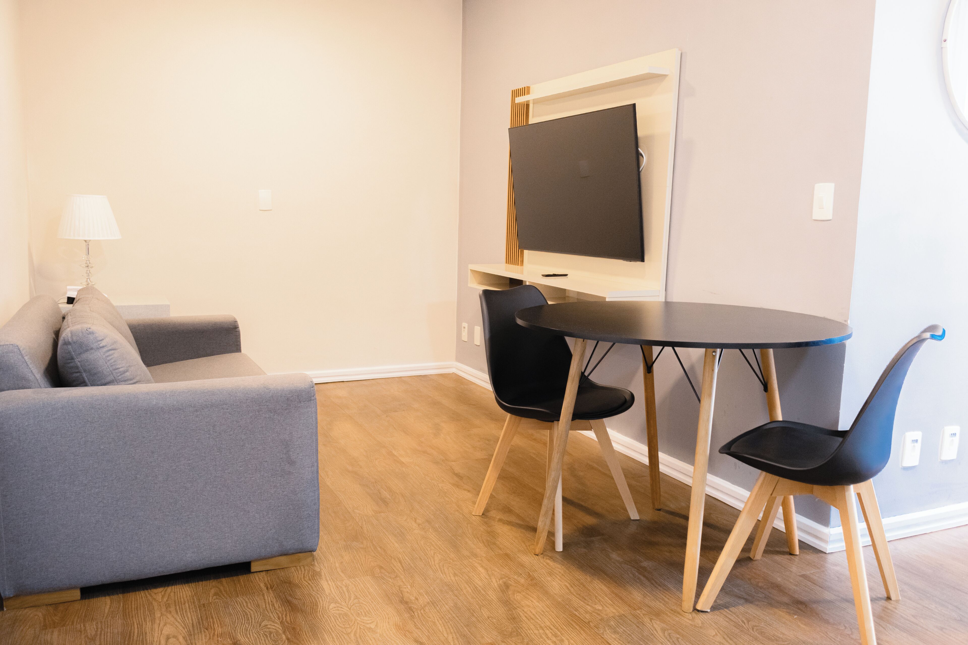 Premium-Zimmer, 1 Queen-Bett | Wohnbereich | 32-Zoll-LED-Fernseher mit Satellitenempfang, Fernseher, Pay-TV