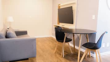 Premium-Zimmer, 1 Queen-Bett | Wohnbereich | 32-Zoll-LED-Fernseher mit Satellitenempfang, Fernseher, Pay-TV