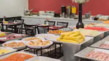 Café da manhã com buffet grátis todos os dias