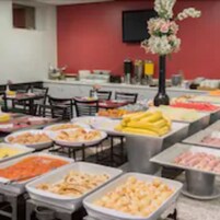 Café da manhã com buffet grátis todos os dias