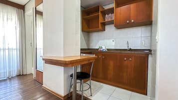 Standard Double Room, 1 Queen Bed | Private kitchen | Microwave