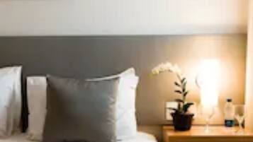 Zimmersafe, Schreibtisch, kostenloses WLAN, Bettwäsche