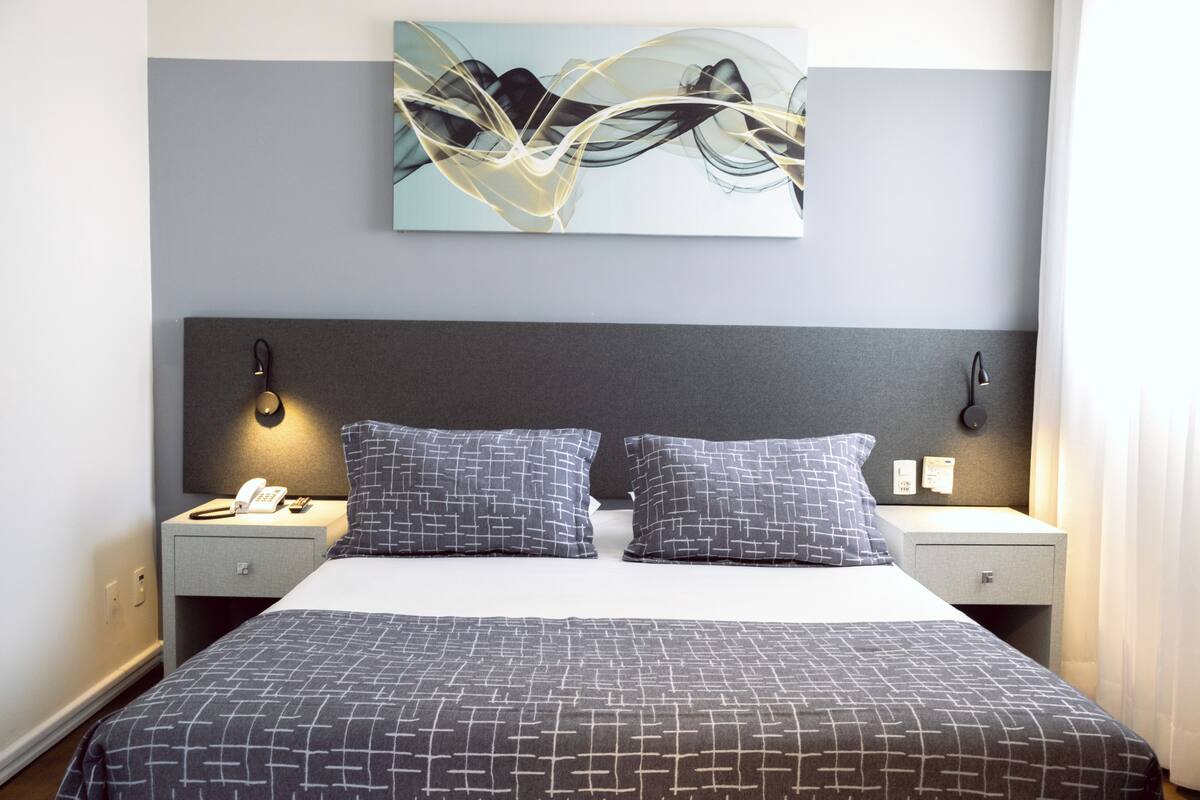 Premium Room, 1 Queen Bed | In-room safe, desk, WiFi (free), alarm clocks