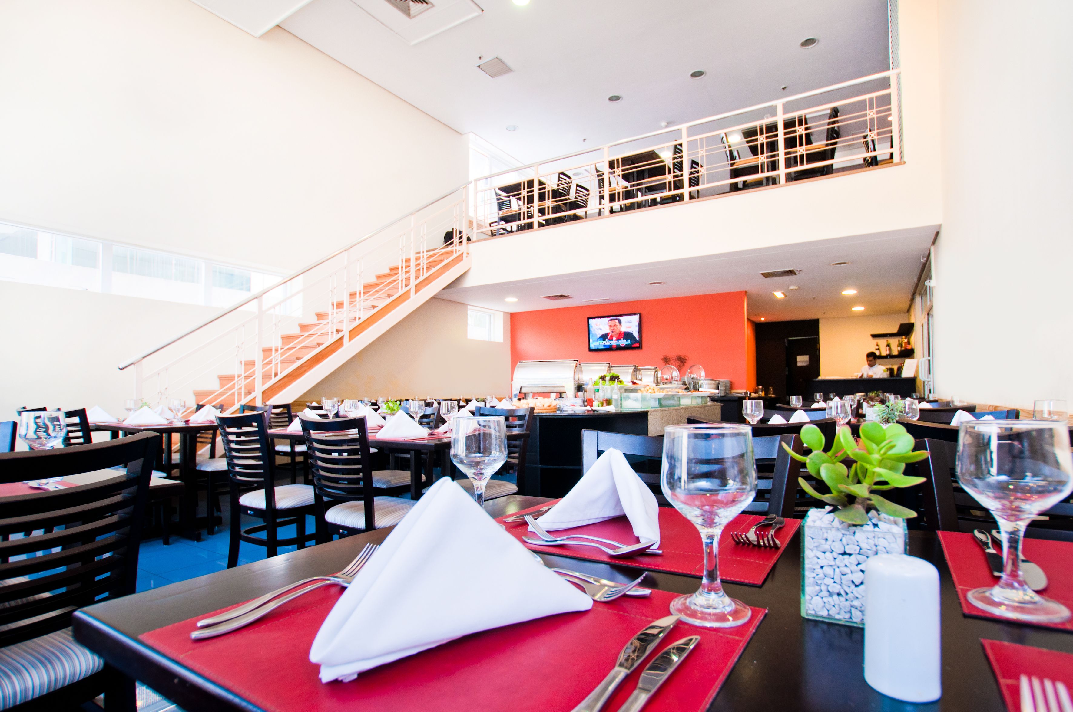 Melayani sarapan, makan siang, makan malam; sajian masakan Brasil 