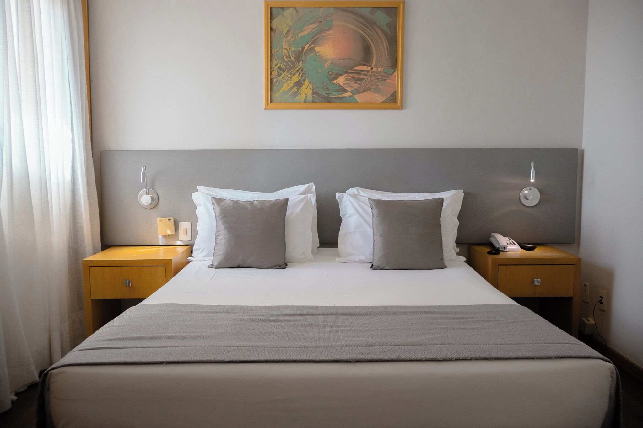 Standard-Vierbettzimmer | Zimmersafe, Schreibtisch, kostenloses WLAN, Wecker