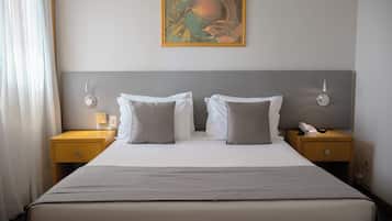 Standard-Vierbettzimmer | Zimmersafe, Schreibtisch, kostenloses WLAN, Wecker