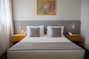 Standard Quadruple Room | In-room safe, desk, WiFi (free), alarm clocks
